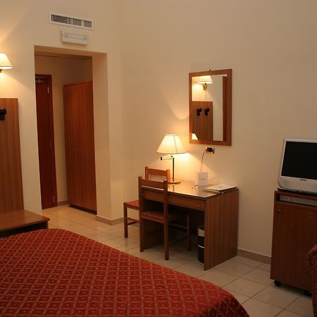 Hotel Adria Бари Экстерьер фото
